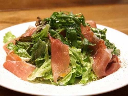 食感も楽しめる新鮮野菜と生ハムのシーザーサラダ