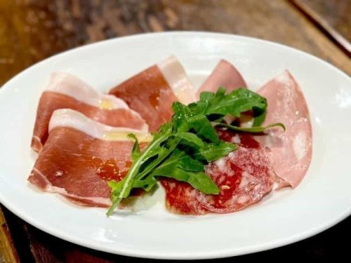 生ハムとサラミの盛合わせ