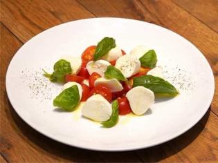 とろける水牛モッツァレラの贅沢カプレーゼ