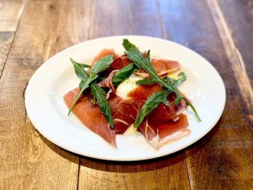 生ハムと水牛モッツァレラの盛合わせ