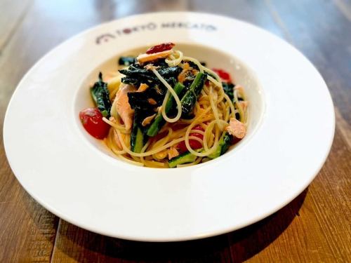 サーモンとアレッタ 、トマトのアーリオオーリオペペロンチーノ