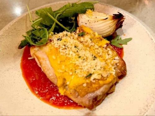 大山どりモモ肉の香草パン粉焼き トマトソース