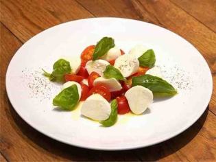 とろける水牛モッツァレラの贅沢カプレーゼ