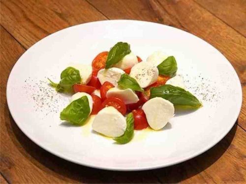 とろける水牛モッツァレラの贅沢カプレーゼ