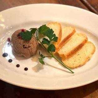 濃密なうまみの鶏レバーのパテ~メルバトースト添え~
