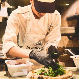 ピッツァ職人が丹精込めて作ります!