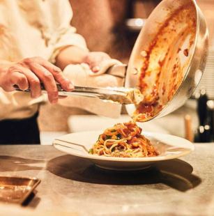 人気 No.1の野菜と魚を味わえる前菜からピザとパスタ、肉の旨味を楽しむメイン料理のフルコース
