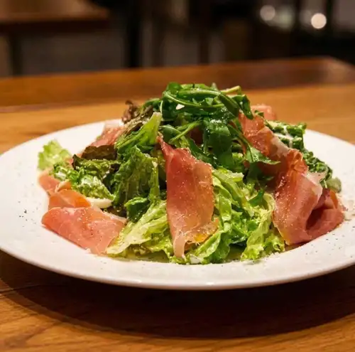 食感も楽しめる 新鮮野菜と生ハムのシーザーサラダ