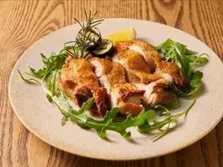 Roasted "Daisen Chicken," a premium brand of chicken from Tottori Prefecture.