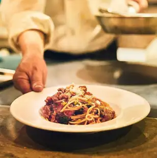 [Toast with Prosecco] A recommended course for anniversaries featuring a generous selection of appetizers, two types of wood-fired pizza, and seasonal pasta.