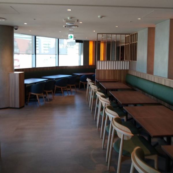 【テーブル席】店内には外景を臨む窓側のお席や横並びで座るお席など、2～4名様のお席を多数ご用意しております。仲間内との飲み会、女子会、デート、歓送迎会など、様々なシーンに沿った利用が可能。活気溢れる店内ではスタッフが元気よく対応!!おいしい料理を満喫しながら楽しいひと時を過ごしてみてはいかがでしょうか。