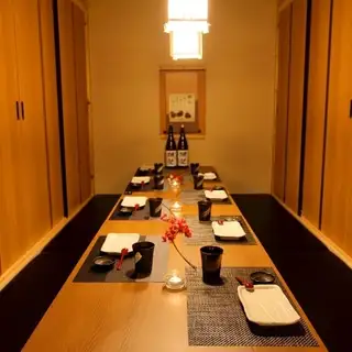 デートや少人数宴会もゆったり過ごせる★会社帰りの一杯の語らいにも最適な空間◎当店のテーブル完全個室は8部屋。2名様でご来店いただいても個室へ案内させていただきます。※個室席は限りがございます。お早めにご予約下さい。※画像は系列店