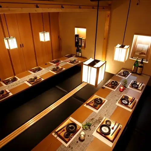 最大40名様までご宴会可能です♪4名様掛けのテーブルを4列と、通路を挟んで4名様のテーブルを合わせ40名様ご案内か可能です。席の形などお気軽にご連絡ください。会社宴会や打ち上げ等の大型宴会もお任せください！※個室席は限りがございます。お早めにご予約下さい。※画像は系列店