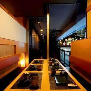 飲食街の喧騒から少し離れた地下1階にひっそりと佇む、大人の隠れ家店舗。お席は人気の為予約必須！ゆったり広々としたテーブル個室もご用意◎お席は、2～40名様まで大人気の個室へご案内させて頂きます。※画像は系列店