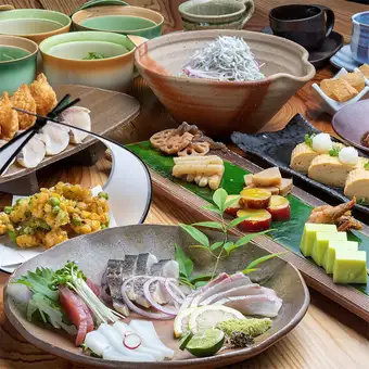 <<2.5H飲放>>【よかろうもん選べる鍋コース】選べる博多の2大鍋や博多名物！炊き餃子など８品