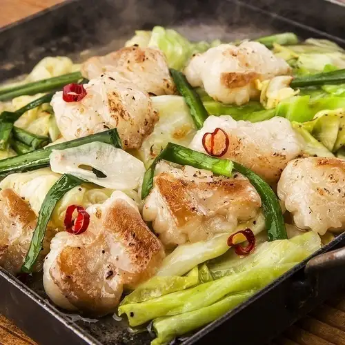牛ホルモンの鉄板焼き