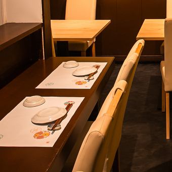 カウンター席は一人時間を大切にしたい方にぴったり。ランチや夜の一人飲みにもゆったり時間を過ごせるスペースが整ています。