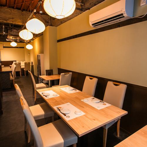 盛り上がる宴の場に