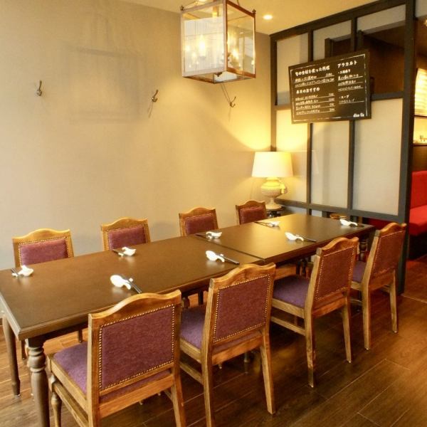 A private room on the 2nd floor with a large glass wall that creates an open atmosphere.It is possible to guide 7 to 8 people.(Even if it's small, it's possible for up to 10 people!) The spacious table seats are perfect for important gatherings.