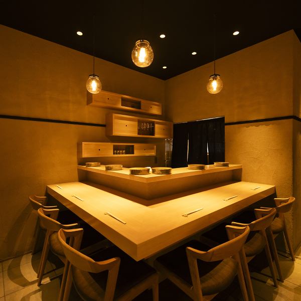 [Counter Seats] Counter seats are recommended for solo travelers, dates, etc. Relax in a stylish and modern Japanese space!