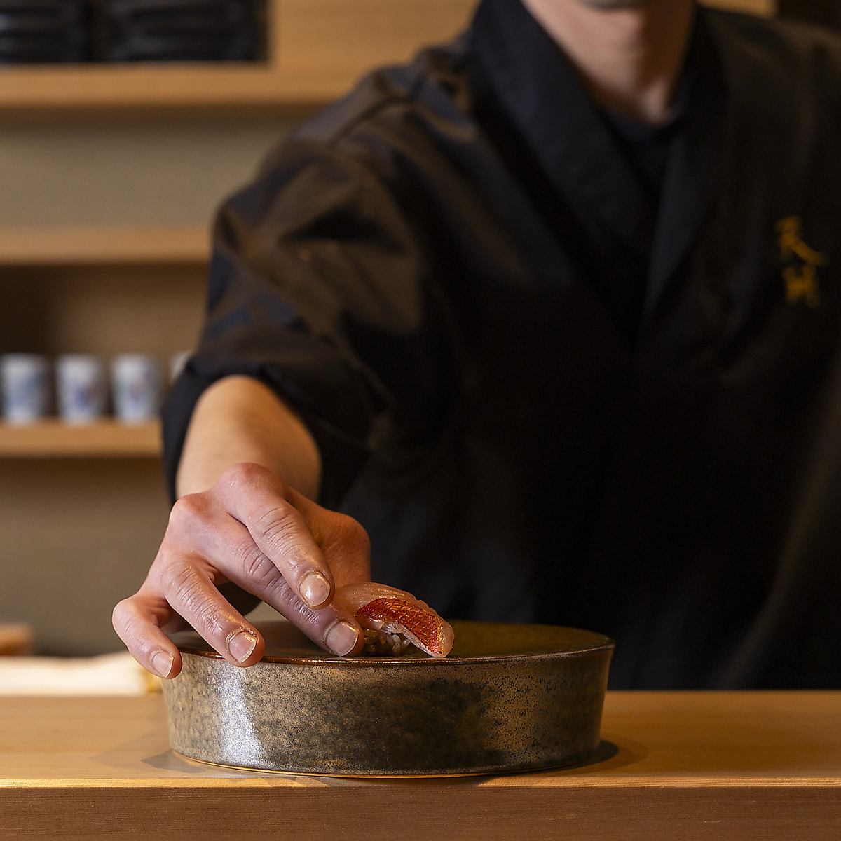 贅沢な味わいの鮨とこだわりの日本酒を安らぎ空間で堪能★