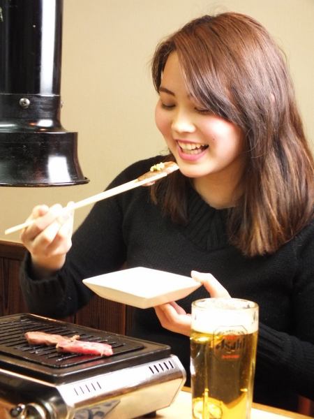 Our counter seats are very popular! You can use it by yourself or by two people., Japanese-style grilled meat that you can enjoy the original taste of meat.