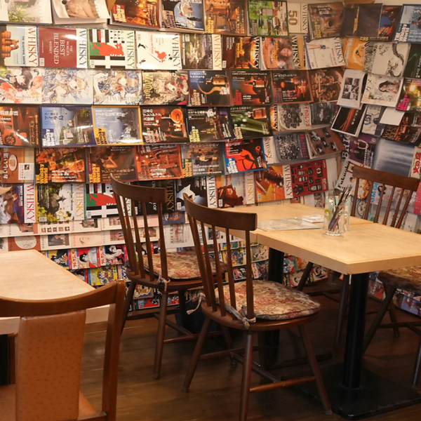 カジュアルな雰囲気と演出も魅力のひとつです。壁一面に雑誌や漫画が並び、気軽に立ち寄れる雰囲気が広がる店内となっています◎「クマども」のレアグッズもさりげなく配置され、遊び心を感じる空間で食事を楽しめます♪
