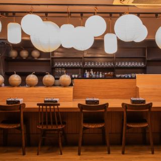 カウンターは8席ございます。お一人飲みの方や、一杯のラーメン感覚で鍋セットをご利用いただく方も多くいらっしゃいます！また、学生が運営する店なので、学生さんの一人飲みデビュー大歓迎です！色々語りましょう☆