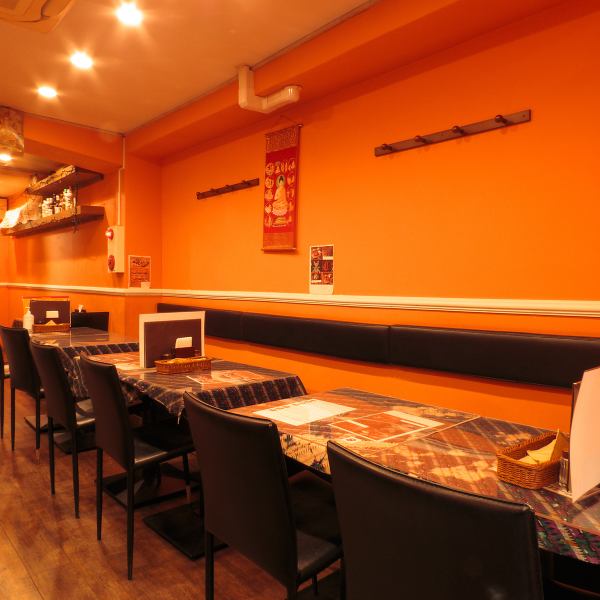 【西新宿5丁目駅徒歩2分】非日常的な空間そこは、まるでリゾート地のレストランを思わせるような造り!エスニック料理を提供しながらも、バルとしての役割も果たせる本格的なインド料理店!オリエンタルな空間で、くつろぎのひとときをお楽しみください。食べ放題のコースは貸切のパーティーで大人気!