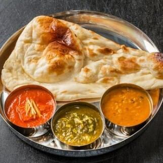 こだわりのスパイスを使ったカレーと、常連のお客様に大人気のチーズナン