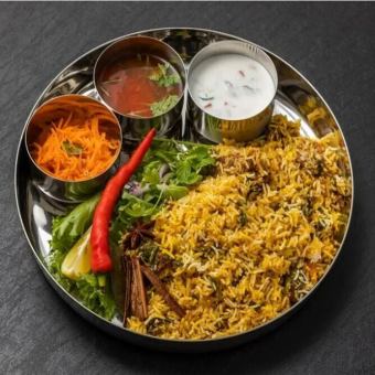 【オススメ】ボリューム満点!スパイス好き必見チーズビリヤニ含む豪華8品3時間飲み放題付3650円