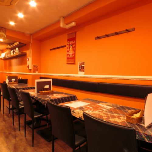 お子様もゆったりとお座りいただけるソファ席。ご家族でのご利用も大歓迎。リーズナブルにお腹いっぱいにこころゆくまでご堪能いただけます。