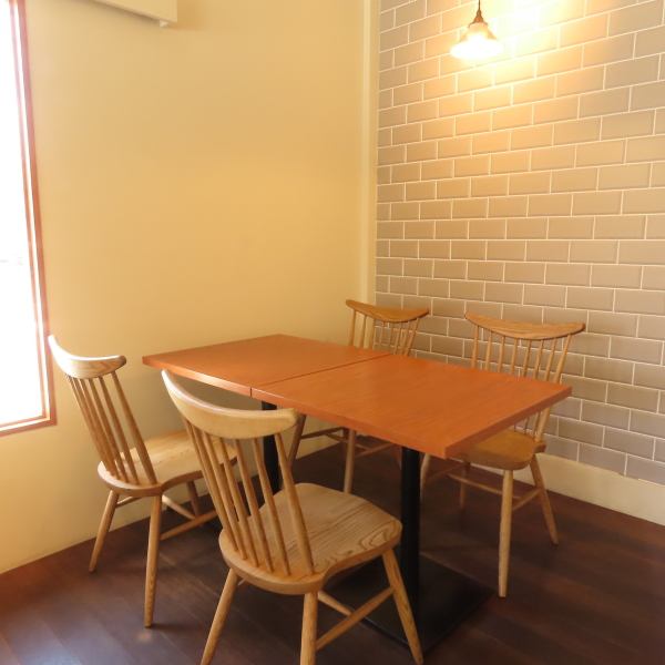 【プライベートな集まりにも◎】当店では4名様掛けと2名様掛けのテーブル席をご用意しております。スタイリッシュで落ち着いた大人の雰囲気の店内で、2名様掛けのテーブル席は、デートや大切な方との静かな会話をゆったりと楽しむのにも最適です♪幅広いシーンに対応しております！