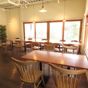 【テーブル席　4×3】テーブル席は4名様掛けが3卓ございますので、最大で12名様までご利用いただけます。ゆったりとした空間で、お食事やおしゃべりをお楽しみいただけます。ご予約や詳細については、スタッフまでお気軽にお尋ねください。