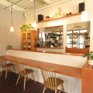 【カウンター席　1×3】当店では、落ち着いた雰囲気のカウンター席を3席ご用意しております。お一人様での食事や、ちょっとしたサク飲みに最適な空間でゆったりとお食事を楽しむことができます。