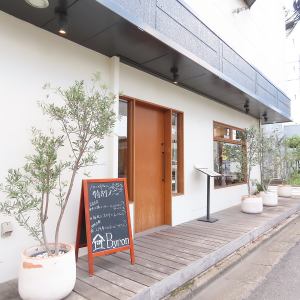 【貸切　18×1 (禁煙)】当店では、貸切のご利用が可能です。最大18名様までご利用いただけるお席をご用意しております。このお席は禁煙となっており、快適な環境でお過ごしいただけます。ご予約や詳細についてはお気軽にお問い合わせください。皆様のご来店を心よりお待ちしております。