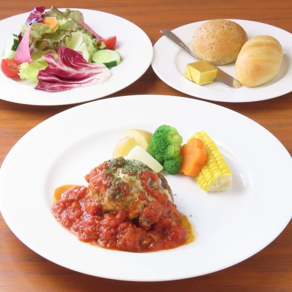 当店ランチの人気メニュー！しっかりとした食感とジューシーなハンバーグ