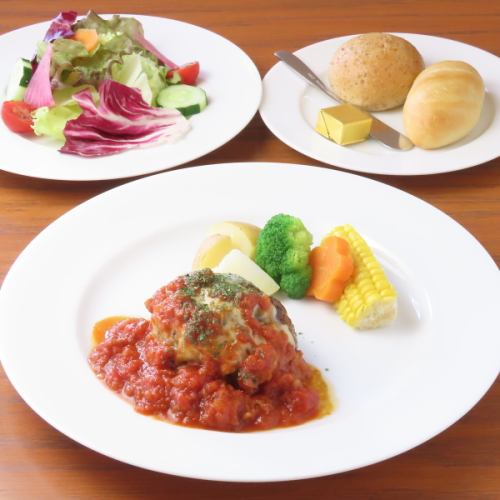 当店ランチの人気メニュー！しっかりとした食感とジューシーなハンバーグ