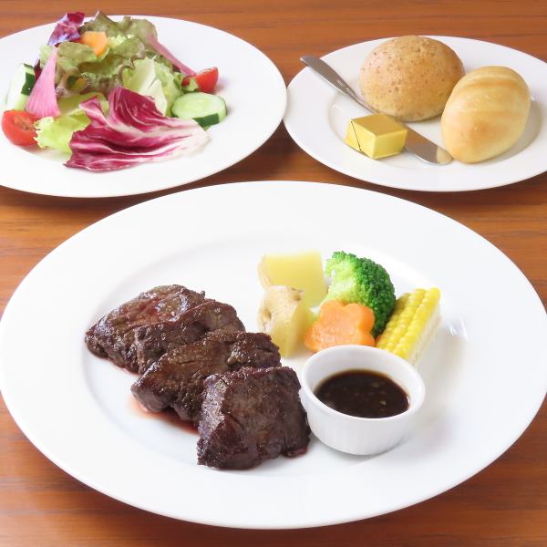 ジューシーなステーキを自家製ソースでお召し上がりくださいませ！