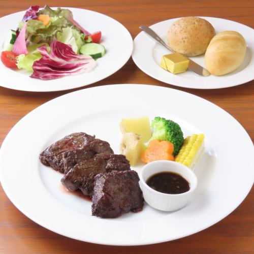 ジューシーなステーキを自家製ソースでお召し上がりくださいませ！