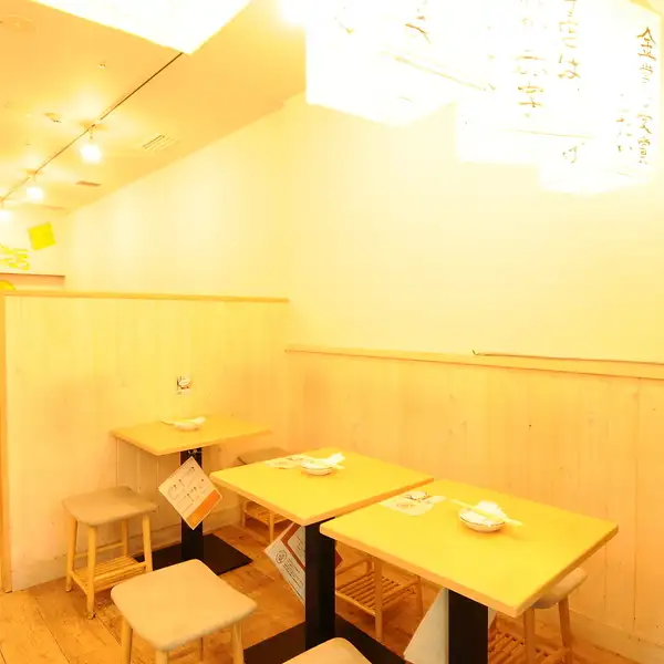【デートや一人飲みにぴったり♪】居酒屋デートにぴったり♪オープンキッチン目の前のカジュアルな空間★もちろん仕事帰りの一人飲みも大歓迎!