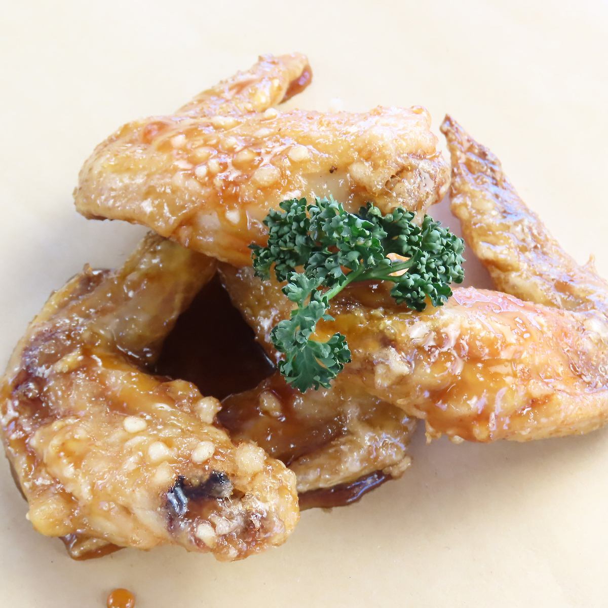 豪華な海鮮を手づかみでどうぞ。お昼から楽しめるランチ営業あり