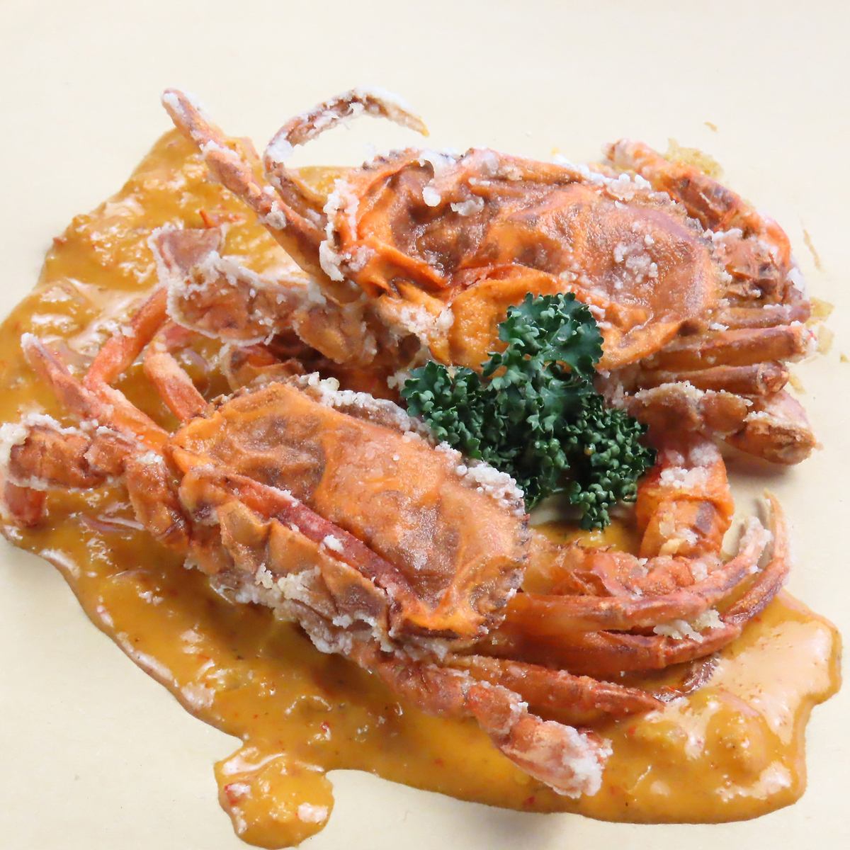 ゆったりしたテーブル席でお食事を。TV・プロジェクターもご用意