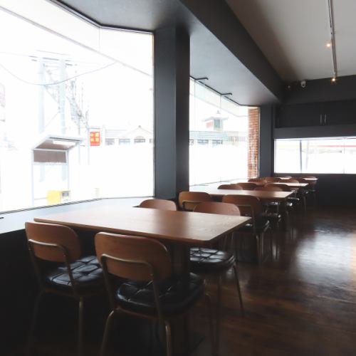 《複数人でもゆったりと寛げるソファー席です◎》