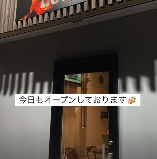 テーブル席で、楽しいひとときを過ごしませんか？友人同士や仕事仲間におすすめの空間。利用でき、4名様席を２卓、2名様席を3卓ご用意しております！テーブルには焼き台を設置しておりますので、お客様のお好みの加減で焼肉をおたのしみいただけます。満足のいくひとときをお過ごしください★
