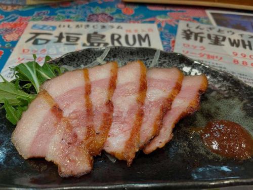 くんちゃまベーコン

沖縄に住んでいた時、地元のスーパーで偶然買ったベーコン。
「くんちゃま」とは、首元の事。

脂が多めですが、お酒のつまみになります。
若かりし僕がハマった沖縄食材。
ぜひお試しくださいませ♪
#くんちゃまベーコン 
#狸の気ばらし　#沖縄料理　#沖縄居酒屋　#新さっぽろ居酒屋　#新札幌居酒屋　#泡盛　
#札幌グルメ　#新さっぽろグルメ　#新札幌グルメ #新札幌　#新さっぽろ
#札幌ご飯　#札幌ごはん　#厚別