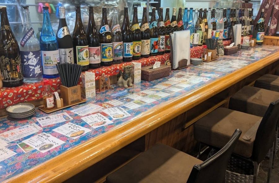 明るい外観のお店。沖縄と錯覚してしまいそうなこだわりの内観で気分はもう沖縄！カウンター有でお一人様も大歓迎☆
