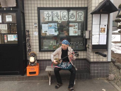 開店当初はヒマだったので、店前で三線弾いていたなぁ

そんな事を思い出しつつ
本日も皆様のご来店お待ちしております
#およそ10年前 
#狸の気ばらし
#沖縄料理
#沖縄居酒屋
#新さっぽろ居酒屋
#新札幌居酒屋
#泡盛　
#札幌グルメ
#新さっぽろグルメ
#新札幌グルメ
#新札幌
#新さっぽろ
#札幌ご飯
#札幌ごはん
#厚別