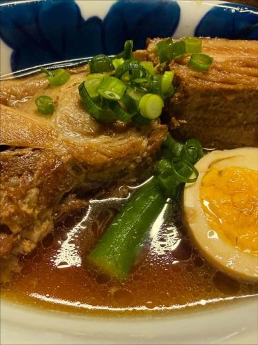 そういや昨日はバレンタインでした
昔はアイドルがトラック数台分のチョコを
もらってましたけど、時代が時代ならぜんぶ食べないと怒られちゃいますね
現代で良かったと思いながら、本日も宜しくお願い致します
#実績ゼロ
#自家製麺
#沖縄料理
#泡盛
#新札幌