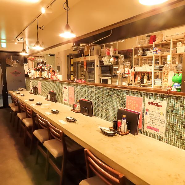 店内は白を基調とした清潔感あふれる内装で、明るく開放感のある空間が広がっています。各テーブルの間隔が広めに取られており、周囲を気にせずプライベート感を大切にしながらお食事を楽しめます。お洒落で洗練されたデザインの中、特別感を味わいながらゆったりとくつろぐことができます。